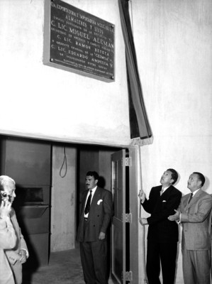 Miguel Alemán Valdés develando la placa de la compañía exportadora e importadora Mexicana, Almacenes y Silos