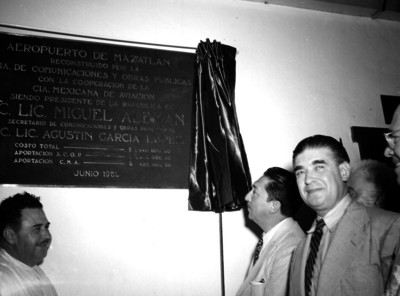 Miguel Alemán Valdés y otros funcionarios durante la develación de la placa del aeropueto de Mazatlán