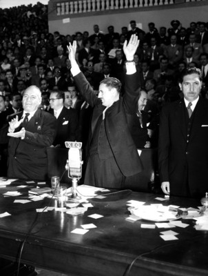 Funcionarios recibiendo ovación durante un acto público