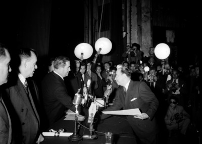 Manuel Ávila Camacho en entrega de reconocimiento, ceremonia del 2° aniversario de alfabetización