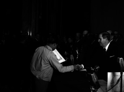 Manuel Ávila Camacho saluda a un hombre durante la entrega de reconocimientos, 2° aniversario de alfabetización