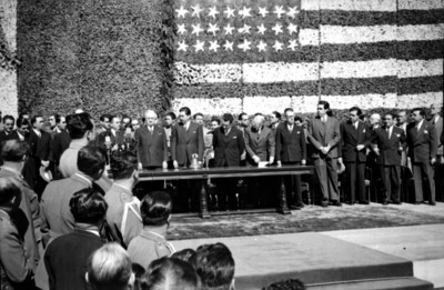 Miguel Alemán Valdés, Harry S. Truman y funcionarios presidiendo una ceremonia
