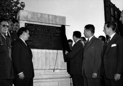 Miguel Alemán Valdés develando la placad de una carretera en el estado de México