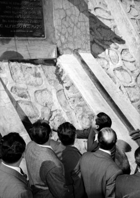 Miguel Alemán Valdés develando la placa de un abastecimiento de agua en Toluca
