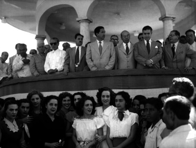 Miguel Alemán Valdés y funcionarios durante una ceremonia en Veracruz