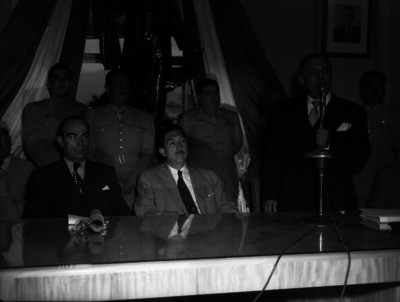 Miguel Alemán Valdés presencia el discurso de un funcionario