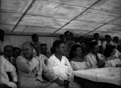 Miguel AlemánM Valdés durante una reunión con campesinos de Sinaloa