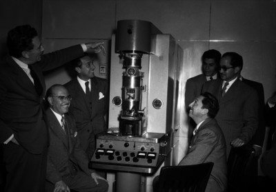 Miguel Alemán Valdés observando maquinaria en la universidad de Chapingo