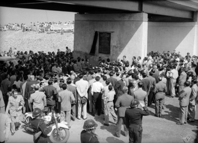 Miguel Alemán Valdés acompañado por funcionarios al inaugurar la autopista México-Cuernavaca