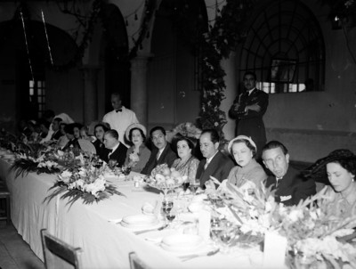 Miguel Alemán Valdés acompañado por su esposa y funcionarios en un banquete