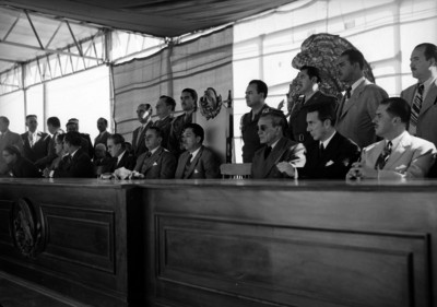 Miguel Alemán Valdés y funcionarios durante una ceremonia
