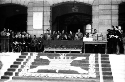 Miguel Alemán Valdés acompañdo de funcionarios y militares presidiendo una ceremonia en el Colegio Militar