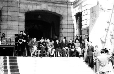 Militares y otras personas asistentes a una ceremonia en el Colegio Militar
