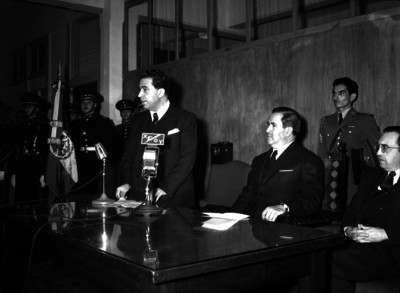 Manuel Ávila Camacho en compañía de funcionarios en una ceremonia