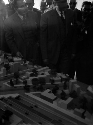 Miguel Alemán Valdés y funcionarios observando una maqueta de un conjunto habitacional