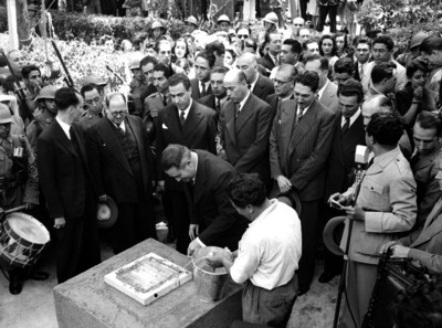 Manuel Ávila Camacho coloca la primera piedra de un edificio de la Escuela Normal
