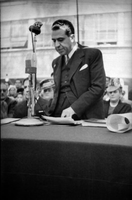 Jaime Torres Bodet pronuncia un discurso en una ceremonia en la Escuela Normal
