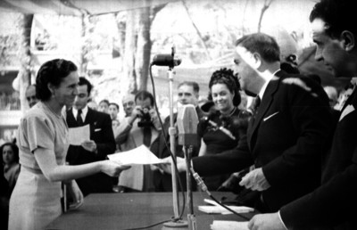 Manuel Ávila Camacho entregando documentos a una estudiante en la Escuela Normal