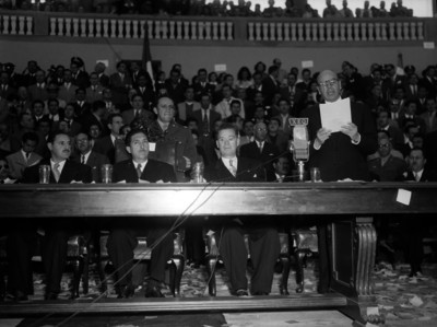Miguel Alemán Valdés escucha el discurso de Ángel Carbajal durante una ceremonia