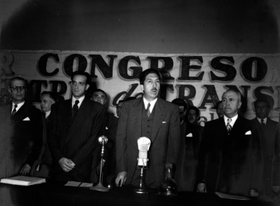 Miguel Alemán Valdés presidiendo la inauguración de el Primer Congreso de la Industria de la Transformación