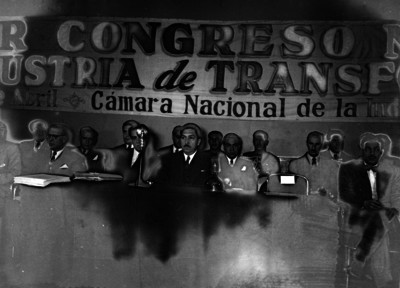Miguel Alemán Valdés acompañado de funcionarios, presidiendo el Primer Congreso de la Industria de la Transformación