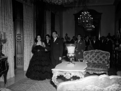 Miguel Alemán Valdés y su esposa en un evento social