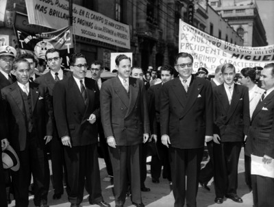 Funcionarios en una calle despues del 6° Informe de Gobierno de Miguel Alemán Valdés