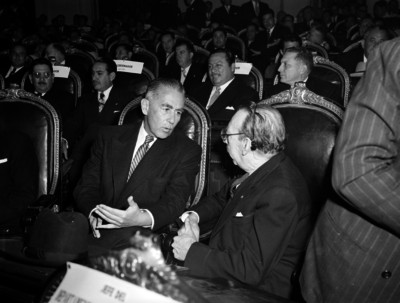 Gobernadores conversando durante el 6° Informe de Gobierno de Miguel Alemán Valdés