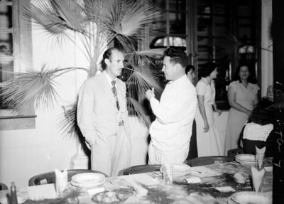Adolfo Orive de Alba conversando con un hombre antes de iniciar un banquete