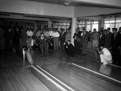 Ramón Beteta jugando bolos en las instalaciones del deportivo Chapultepec