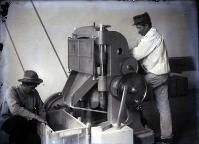 Hombres maniobran las máquinas para la fabricación de armamento
