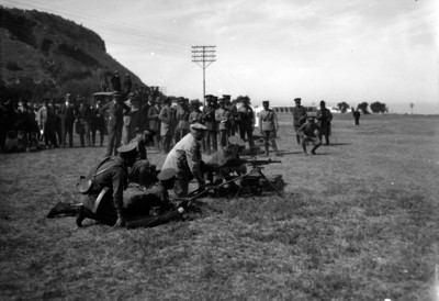 Soldados de infantería realizan maniobras en campo abierto