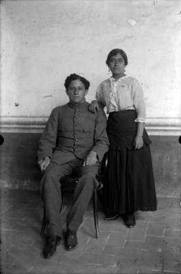 Militar acompañado por su esposa, retrato