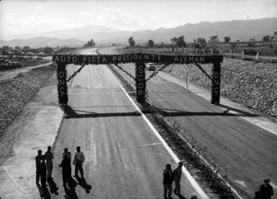 Hombres en la autopista Presidente Alemán
