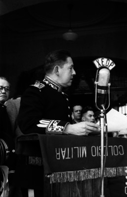 Militar pronunciando un discurso en el Colegio Militar