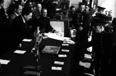Miguel Alemán Valdés entregando documentos a militares