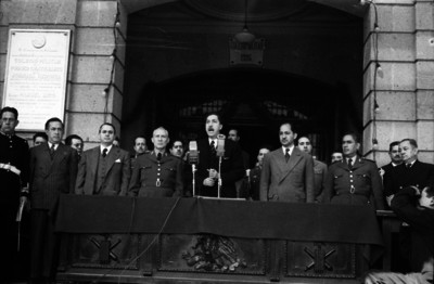 Miguel Alemán Valdés pronunciando un discurso en el Colegio Militar