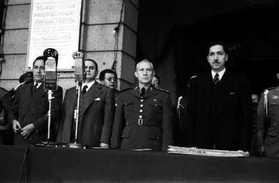 Miguel Alemán Valdés y funcionarios presidiendo una cermonia militar