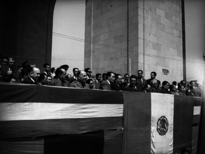 Manuel Ávila Camacho y comitiva durante una ceremonia de aniversario de la expropiación petrolera