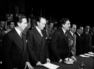 Miguel Alemán Valdés y funcionarios en la inauguración de cursos de la UNA