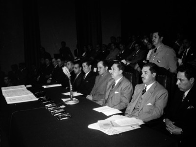 Miguel Alemán Valdés en la ceremonia del día del maestro en Bellas Artes