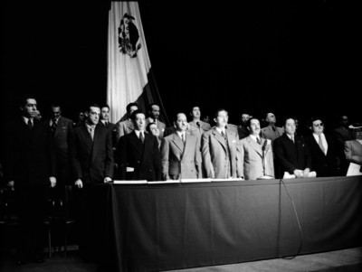 Miguel Alemán Valdés y fucionarios presidiendo la ceremonia del día del maestro