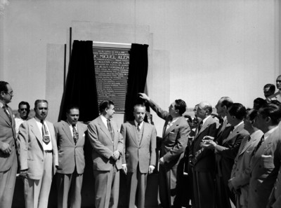 Miguel Alemán Valdés develando una placa en Jalisco
