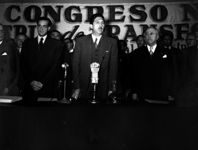 Miguel Alemán presidiendo la inauguración de el Primer Congreso de la Industria de la Transformación