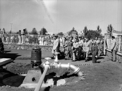 Miguel Alemán Valdés en la ceremonia de inauguración de una bomba de agua