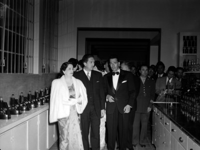 Miguel Alemán Valdés acompañado de su esposa y funcionarios visitando un laboratorio