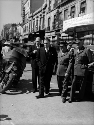 Funcionarios y militares por una calle