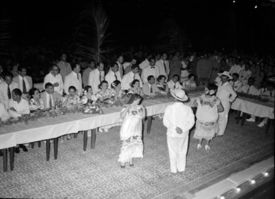 Miguel Alemán Valdés y su comitiva observando un baile regional en un banquete
