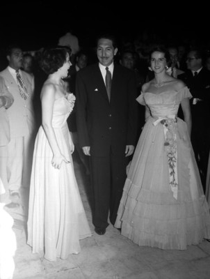 Miguel Alemán Valdés acompañado por mujeres en el Casino Hidalgo