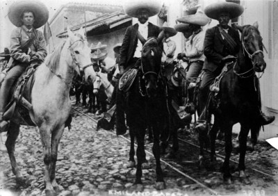Emiliano Zapata a caballo, con miembros de su tropa, retrato de grupo